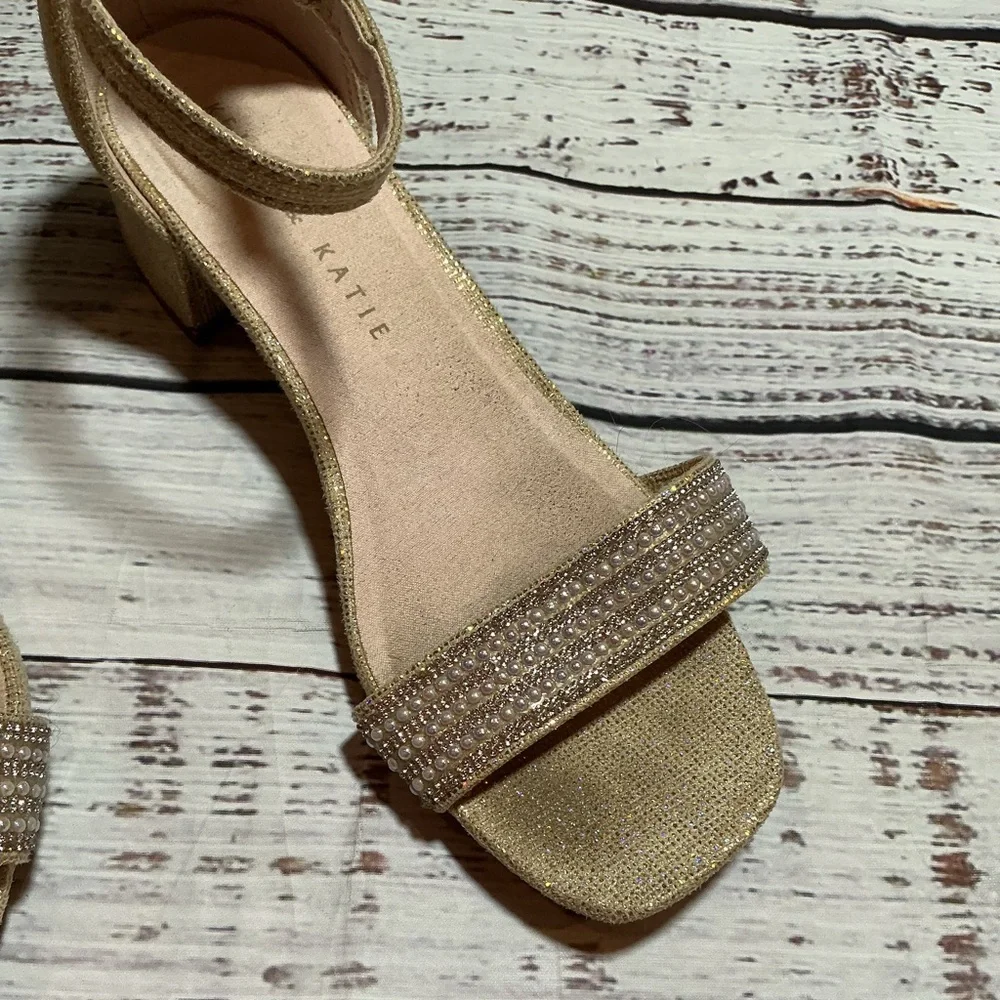 Kelly & Katie brand girls' heeled sandals. Size 3.